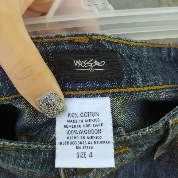 A jean skirt - Picture 4 of 4